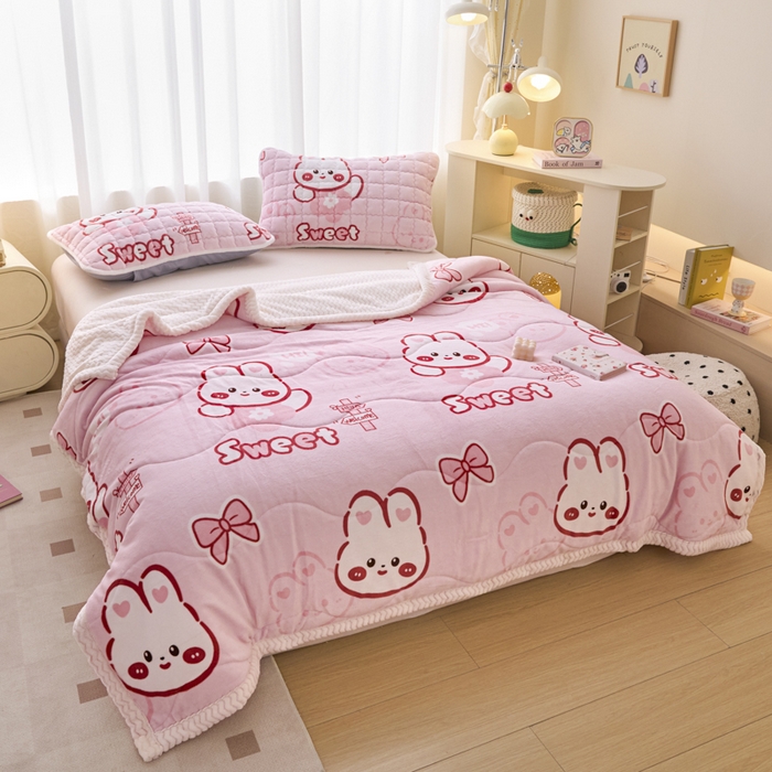 91家纺网 家纺一手货源 找家纺 莉莉安家纺 2025秋冬新款加厚三层夹棉牛奶绒贝贝绒毯冬季保暖盖毯复合毛毯 粉色兔兔