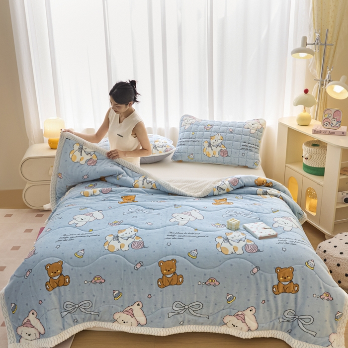 91家纺网 家纺一手货源 找家纺 莉莉安家纺 2025秋冬新款加厚三层夹棉牛奶绒贝贝绒毯冬季保暖盖毯复合毛毯 欢乐宠物