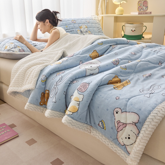 91家纺网 家纺一手货源 找家纺 莉莉安家纺 2025秋冬新款加厚三层夹棉牛奶绒贝贝绒毯冬季保暖盖毯复合毛毯 欢乐宠物