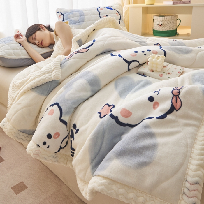 91家纺网 家纺一手货源 找家纺 莉莉安家纺 2025秋冬新款加厚三层夹棉牛奶绒贝贝绒毯冬季保暖盖毯复合毛毯 蓝心熊宝