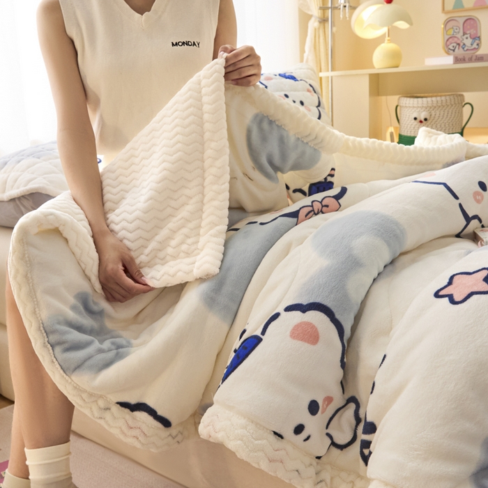 91家纺网 家纺一手货源 找家纺 莉莉安家纺 2025秋冬新款加厚三层夹棉牛奶绒贝贝绒毯冬季保暖盖毯复合毛毯 蓝心熊宝
