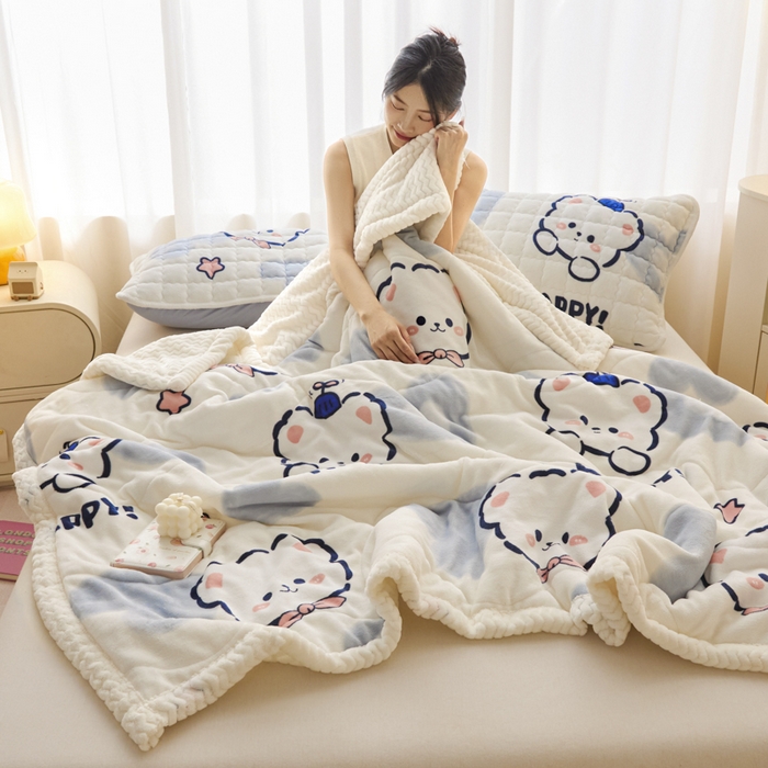 91家纺网 家纺一手货源 找家纺 莉莉安家纺 2025秋冬新款加厚三层夹棉牛奶绒贝贝绒毯冬季保暖盖毯复合毛毯 蓝心熊宝