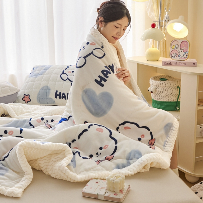 91家纺网 家纺一手货源 找家纺 莉莉安家纺 2025秋冬新款加厚三层夹棉牛奶绒贝贝绒毯冬季保暖盖毯复合毛毯 蓝心熊宝