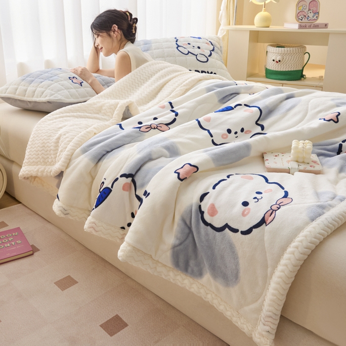 91家纺网 家纺一手货源 找家纺 莉莉安家纺 2025秋冬新款加厚三层夹棉牛奶绒贝贝绒毯冬季保暖盖毯复合毛毯 蓝心熊宝