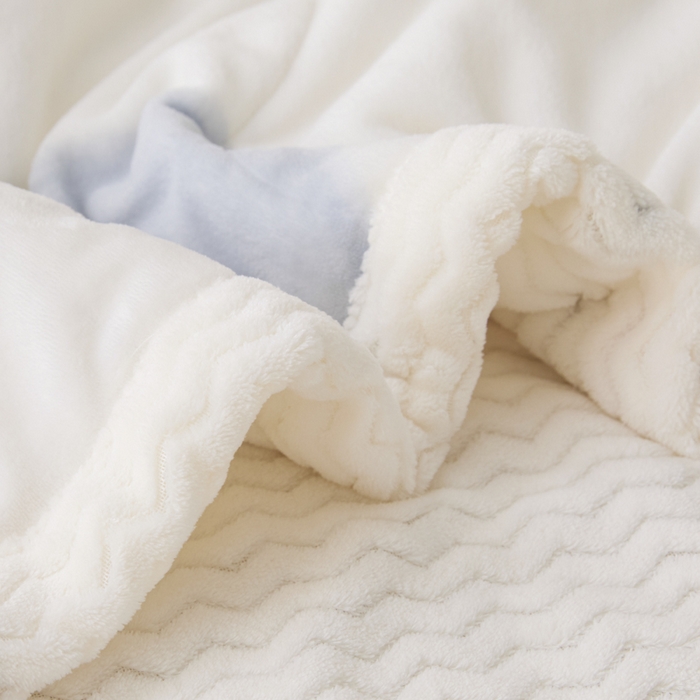 91家纺网 家纺一手货源 找家纺 莉莉安家纺 2025秋冬新款加厚三层夹棉牛奶绒贝贝绒毯冬季保暖盖毯复合毛毯 蓝心熊宝