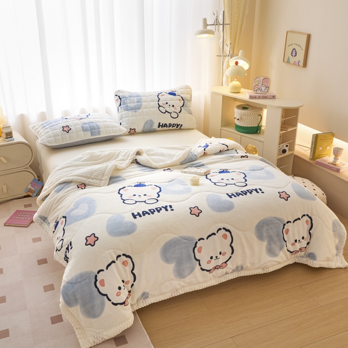 91家纺网 家纺一手货源 找家纺 莉莉安家纺 2025秋冬新款加厚三层夹棉牛奶绒贝贝绒毯冬季保暖盖毯复合毛毯 蓝心熊宝