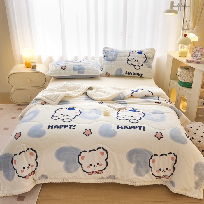 91家纺网 家纺一手货源 找家纺 莉莉安家纺 2025秋冬新款加厚三层夹棉牛奶绒贝贝绒毯冬季保暖盖毯复合毛毯 蓝心熊宝