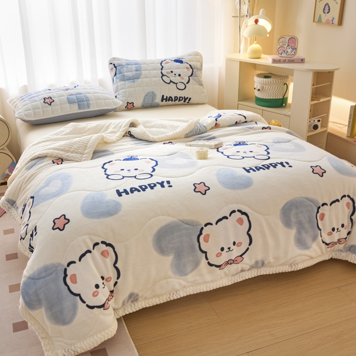 91家纺网 家纺一手货源 找家纺 莉莉安家纺 2025秋冬新款加厚三层夹棉牛奶绒贝贝绒毯冬季保暖盖毯复合毛毯 蓝心熊宝