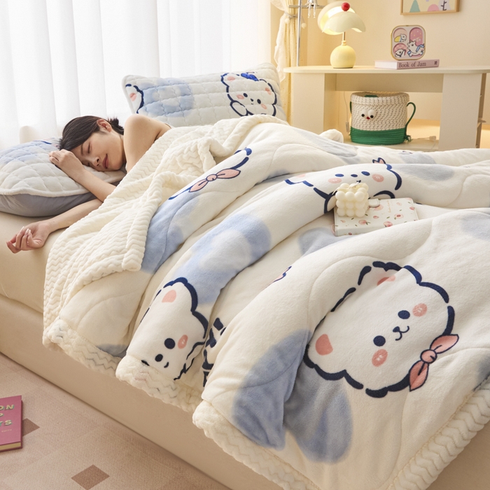 91家纺网 家纺一手货源 找家纺 莉莉安家纺 2025秋冬新款加厚三层夹棉牛奶绒贝贝绒毯冬季保暖盖毯复合毛毯 蓝心熊宝