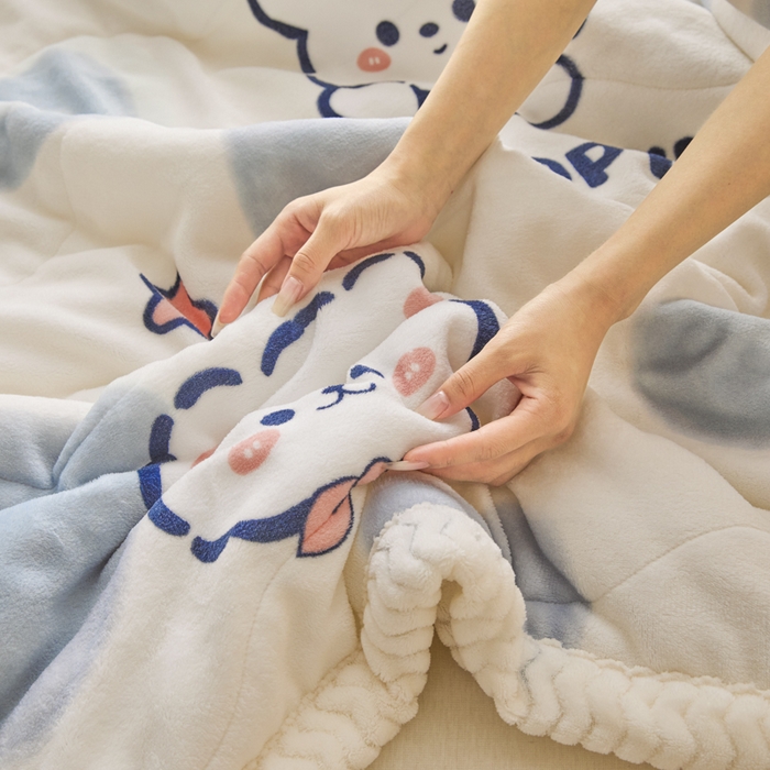 91家纺网 家纺一手货源 找家纺 莉莉安家纺 2025秋冬新款加厚三层夹棉牛奶绒贝贝绒毯冬季保暖盖毯复合毛毯 蓝心熊宝