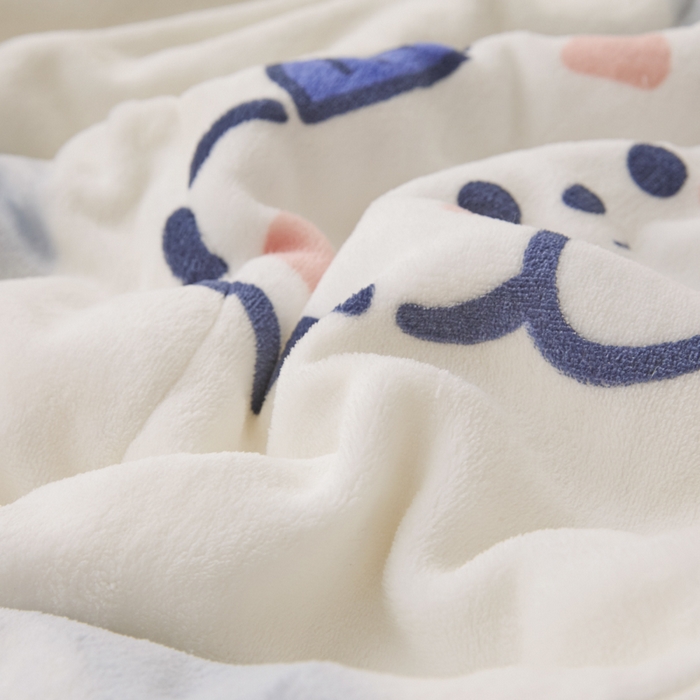 91家纺网 家纺一手货源 找家纺 莉莉安家纺 2025秋冬新款加厚三层夹棉牛奶绒贝贝绒毯冬季保暖盖毯复合毛毯 蓝心熊宝