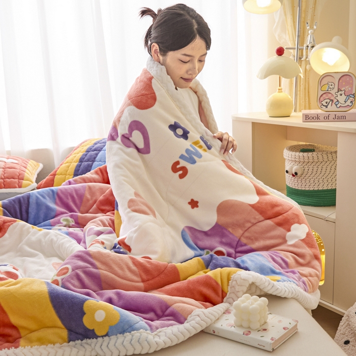 91家纺网 家纺一手货源 找家纺 莉莉安家纺 2025秋冬新款加厚三层夹棉牛奶绒贝贝绒毯冬季保暖盖毯复合毛毯 迷幻彩虹