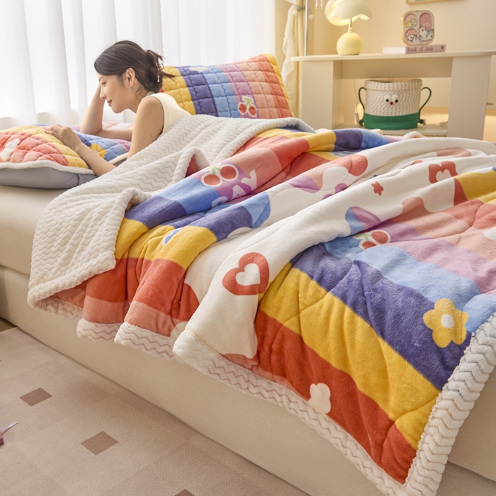 91家纺网 家纺一手货源 找家纺 莉莉安家纺 2025秋冬新款加厚三层夹棉牛奶绒贝贝绒毯冬季保暖盖毯复合毛毯 迷幻彩虹