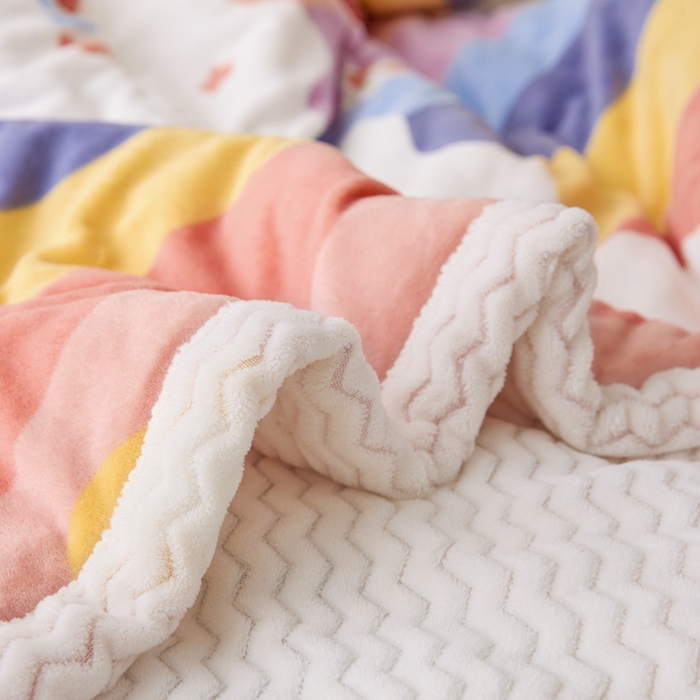 91家纺网 家纺一手货源 找家纺 莉莉安家纺 2025秋冬新款加厚三层夹棉牛奶绒贝贝绒毯冬季保暖盖毯复合毛毯 迷幻彩虹