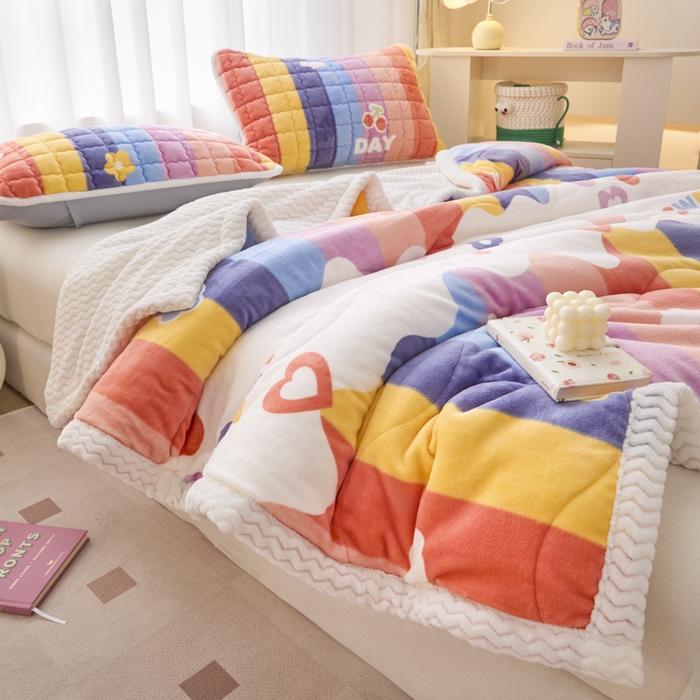 91家纺网 家纺一手货源 找家纺 莉莉安家纺 2025秋冬新款加厚三层夹棉牛奶绒贝贝绒毯冬季保暖盖毯复合毛毯 迷幻彩虹