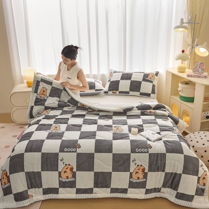 91家纺网 家纺一手货源 找家纺 莉莉安家纺 2025秋冬新款加厚三层夹棉牛奶绒贝贝绒毯冬季保暖盖毯复合毛毯 水豚格语