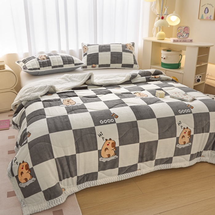 91家纺网 家纺一手货源 找家纺 莉莉安家纺 2025秋冬新款加厚三层夹棉牛奶绒贝贝绒毯冬季保暖盖毯复合毛毯 水豚格语