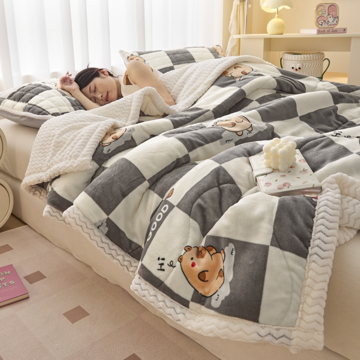 91家纺网 家纺一手货源 找家纺 莉莉安家纺 2025秋冬新款加厚三层夹棉牛奶绒贝贝绒毯冬季保暖盖毯复合毛毯 水豚格语