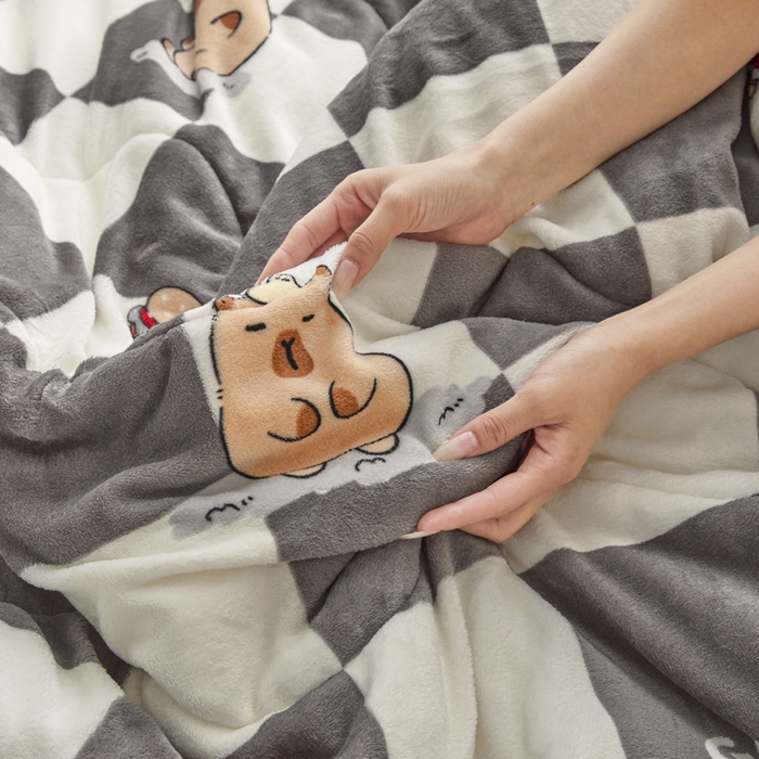 91家纺网 家纺一手货源 找家纺 莉莉安家纺 2025秋冬新款加厚三层夹棉牛奶绒贝贝绒毯冬季保暖盖毯复合毛毯 水豚格语