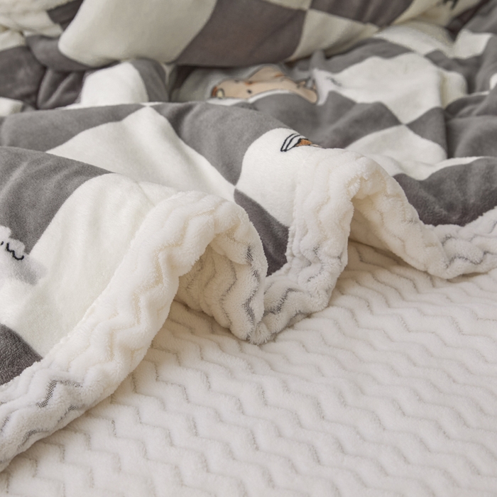 91家纺网 家纺一手货源 找家纺 莉莉安家纺 2025秋冬新款加厚三层夹棉牛奶绒贝贝绒毯冬季保暖盖毯复合毛毯 水豚格语