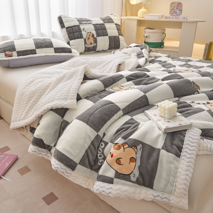 91家纺网 家纺一手货源 找家纺 莉莉安家纺 2025秋冬新款加厚三层夹棉牛奶绒贝贝绒毯冬季保暖盖毯复合毛毯 水豚格语