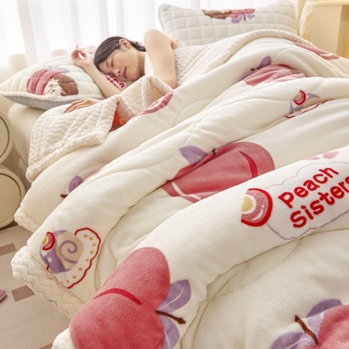 91家纺网 家纺一手货源 找家纺 莉莉安家纺 2025秋冬新款加厚三层夹棉牛奶绒贝贝绒毯冬季保暖盖毯复合毛毯 桃桃公主