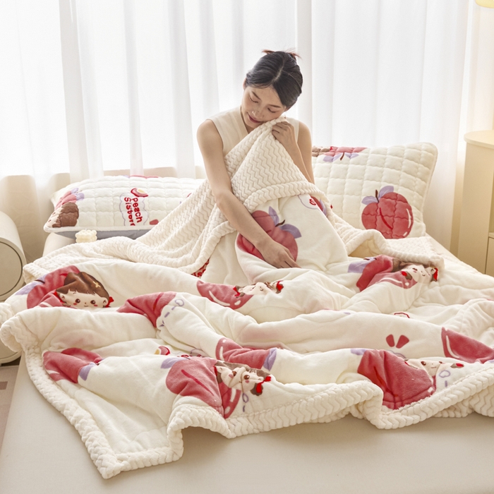 91家纺网 家纺一手货源 找家纺 莉莉安家纺 2025秋冬新款加厚三层夹棉牛奶绒贝贝绒毯冬季保暖盖毯复合毛毯 桃桃公主