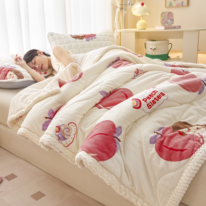 91家纺网 家纺一手货源 找家纺 莉莉安家纺 2025秋冬新款加厚三层夹棉牛奶绒贝贝绒毯冬季保暖盖毯复合毛毯 桃桃公主