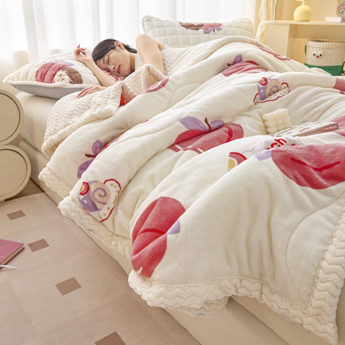 91家纺网 家纺一手货源 找家纺 莉莉安家纺 2025秋冬新款加厚三层夹棉牛奶绒贝贝绒毯冬季保暖盖毯复合毛毯 桃桃公主