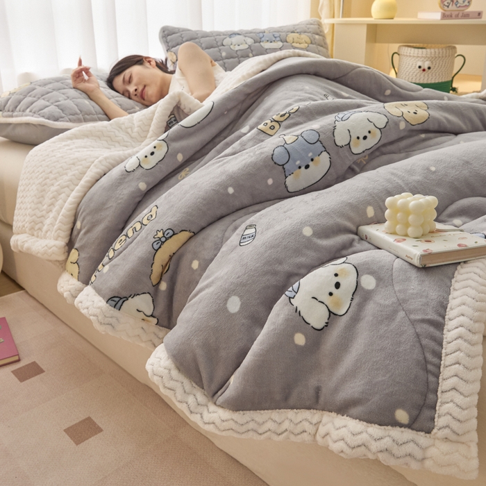 91家纺网 家纺一手货源 找家纺 莉莉安家纺 2025秋冬新款加厚三层夹棉牛奶绒贝贝绒毯冬季保暖盖毯复合毛毯 小狗乐园