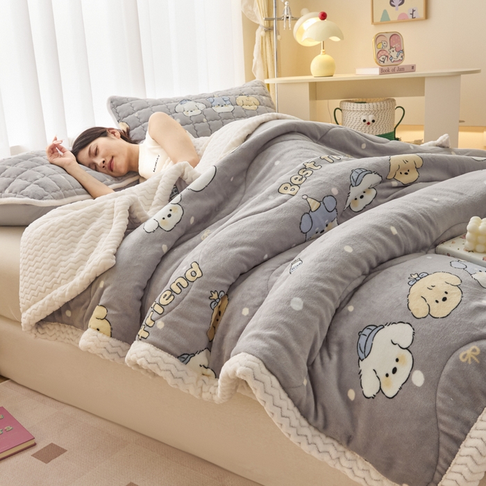 91家纺网 家纺一手货源 找家纺 莉莉安家纺 2025秋冬新款加厚三层夹棉牛奶绒贝贝绒毯冬季保暖盖毯复合毛毯 小狗乐园