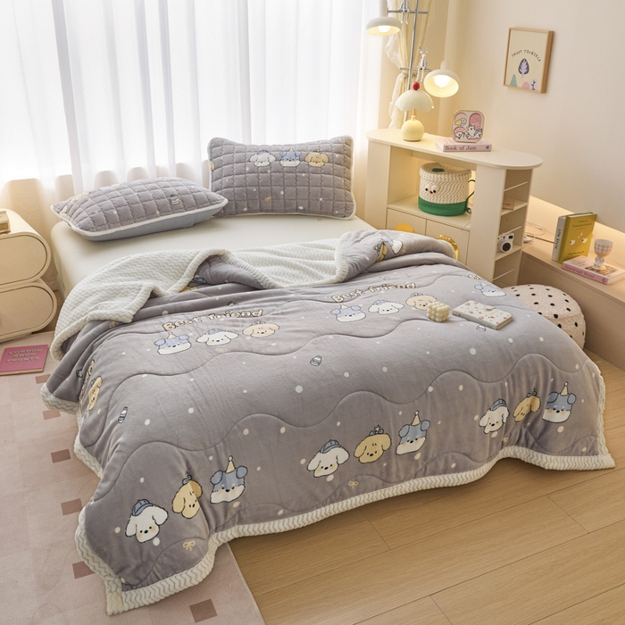 91家纺网 家纺一手货源 找家纺 莉莉安家纺 2025秋冬新款加厚三层夹棉牛奶绒贝贝绒毯冬季保暖盖毯复合毛毯 小狗乐园