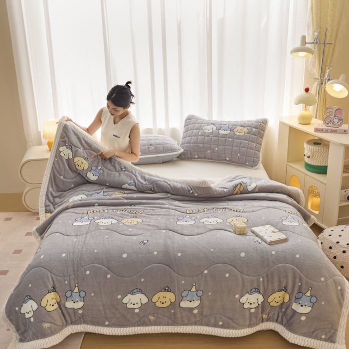 91家纺网 家纺一手货源 找家纺 莉莉安家纺 2025秋冬新款加厚三层夹棉牛奶绒贝贝绒毯冬季保暖盖毯复合毛毯 小狗乐园