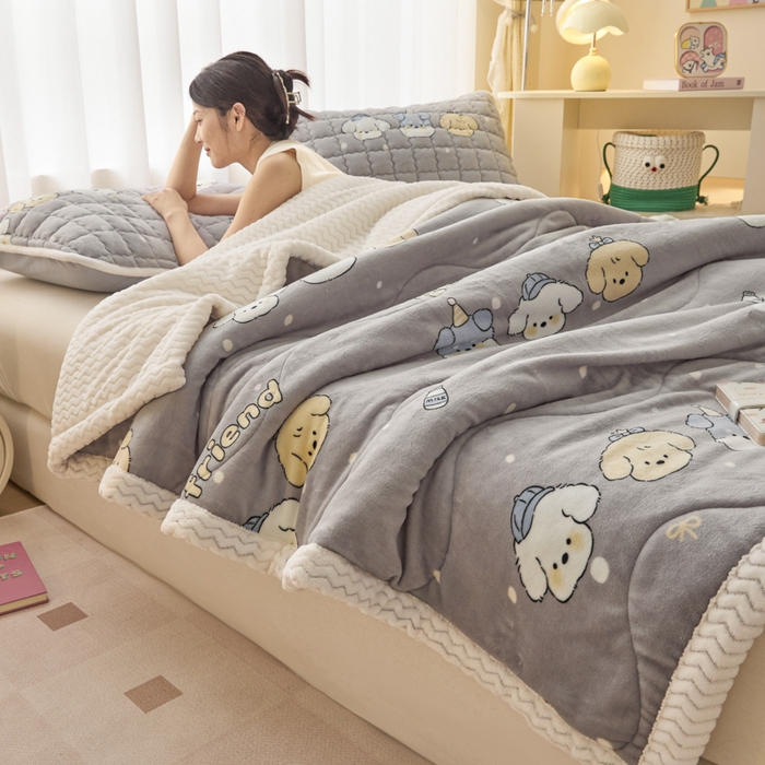 91家纺网 家纺一手货源 找家纺 莉莉安家纺 2025秋冬新款加厚三层夹棉牛奶绒贝贝绒毯冬季保暖盖毯复合毛毯 小狗乐园