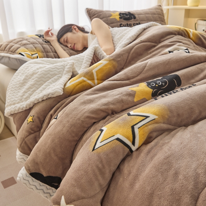 91家纺网 家纺一手货源 找家纺 莉莉安家纺 2025秋冬新款加厚三层夹棉牛奶绒贝贝绒毯冬季保暖盖毯复合毛毯 星愿猫