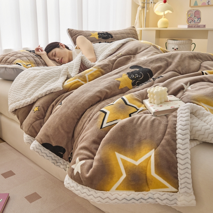 91家纺网 家纺一手货源 找家纺 莉莉安家纺 2025秋冬新款加厚三层夹棉牛奶绒贝贝绒毯冬季保暖盖毯复合毛毯 星愿猫