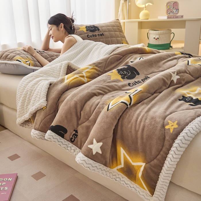 91家纺网 家纺一手货源 找家纺 莉莉安家纺 2025秋冬新款加厚三层夹棉牛奶绒贝贝绒毯冬季保暖盖毯复合毛毯 星愿猫