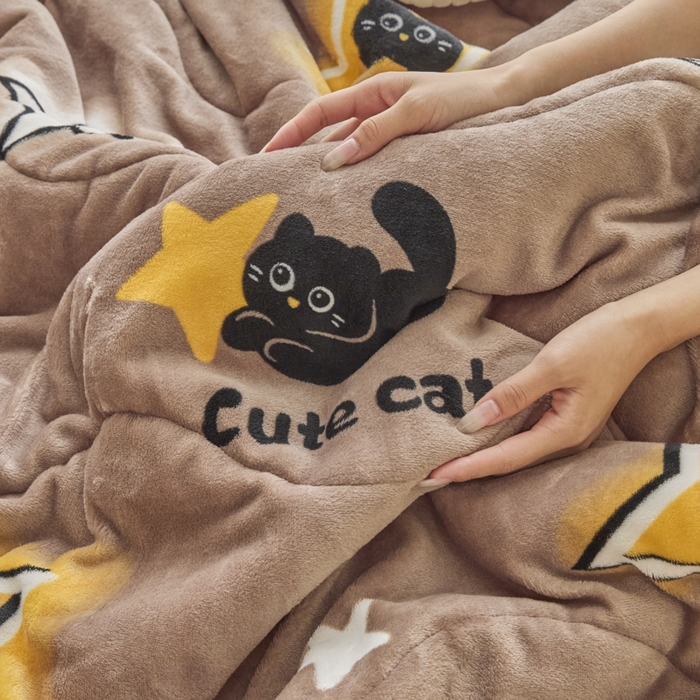 91家纺网 家纺一手货源 找家纺 莉莉安家纺 2025秋冬新款加厚三层夹棉牛奶绒贝贝绒毯冬季保暖盖毯复合毛毯 星愿猫