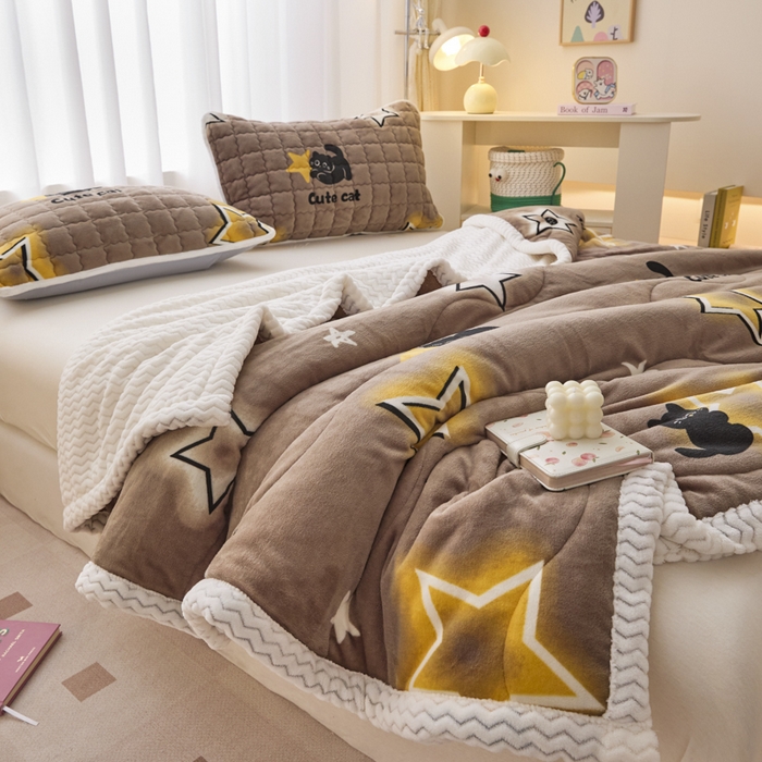 91家纺网 家纺一手货源 找家纺 莉莉安家纺 2025秋冬新款加厚三层夹棉牛奶绒贝贝绒毯冬季保暖盖毯复合毛毯 星愿猫