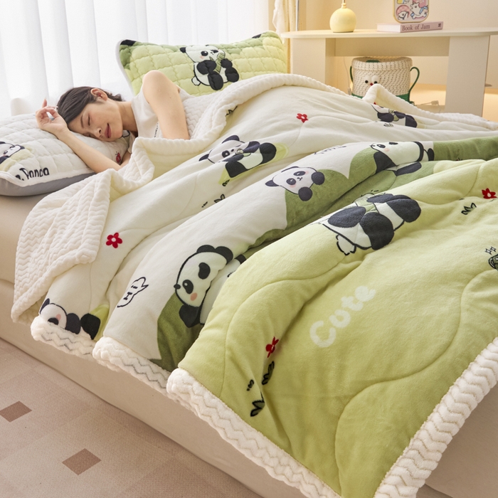 91家纺网 家纺一手货源 找家纺 莉莉安家纺 2025秋冬新款加厚三层夹棉牛奶绒贝贝绒毯冬季保暖盖毯复合毛毯 熊猫宝贝