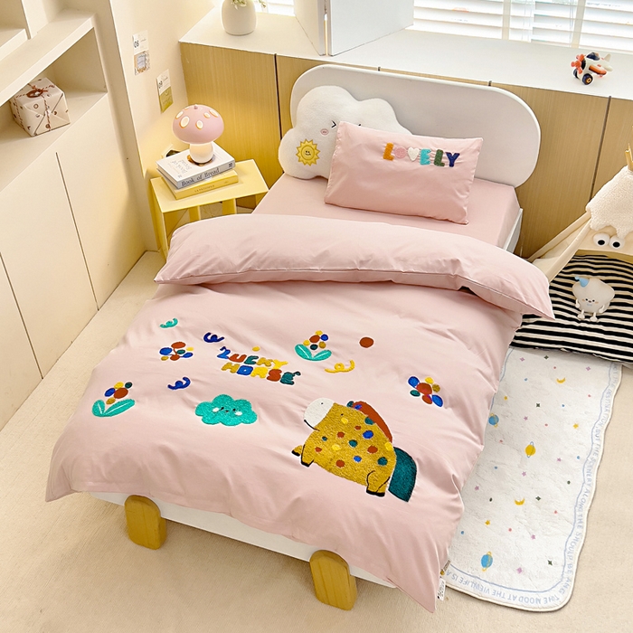 91家纺网 家纺一手货源 找家纺 梵赫2025新款全棉A类5050磨毛卡通毛巾绣婴童套件幼儿园三件套 斑点马