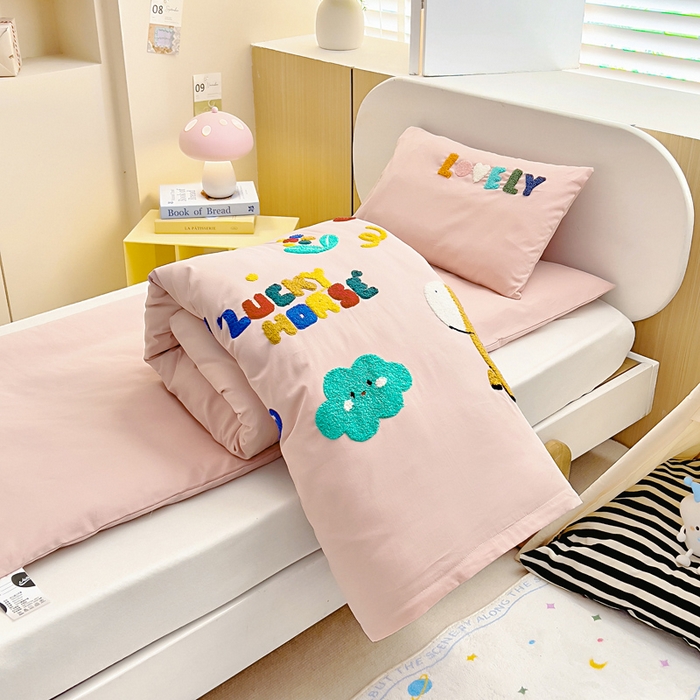 91家纺网 家纺一手货源 找家纺 梵赫2025新款全棉A类5050磨毛卡通毛巾绣婴童套件幼儿园三件套 斑点马