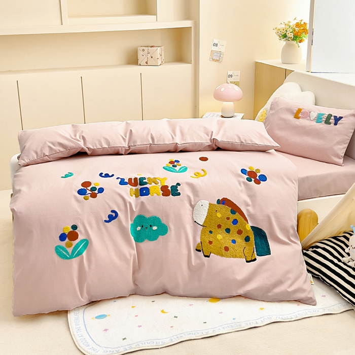 91家纺网 家纺一手货源 找家纺 梵赫2025新款全棉A类5050磨毛卡通毛巾绣婴童套件幼儿园三件套 斑点马