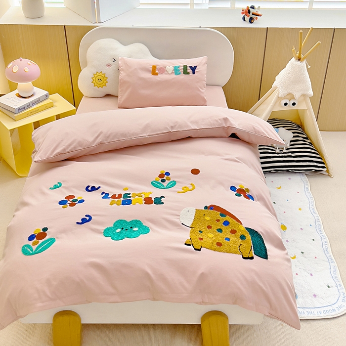 91家纺网 家纺一手货源 找家纺 梵赫2025新款全棉A类5050磨毛卡通毛巾绣婴童套件幼儿园三件套 斑点马