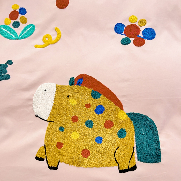 91家纺网 家纺一手货源 找家纺 梵赫2025新款全棉A类5050磨毛卡通毛巾绣婴童套件幼儿园三件套 斑点马