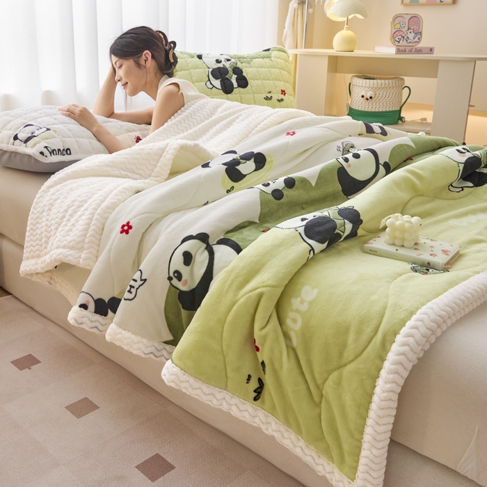 91家纺网 家纺一手货源 找家纺 莉莉安家纺 2025秋冬新款加厚三层夹棉牛奶绒贝贝绒毯冬季保暖盖毯复合毛毯 熊猫宝贝