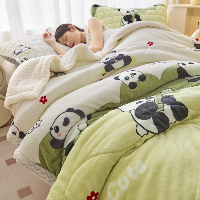 91家纺网 家纺一手货源 找家纺 莉莉安家纺 2025秋冬新款加厚三层夹棉牛奶绒贝贝绒毯冬季保暖盖毯复合毛毯 熊猫宝贝