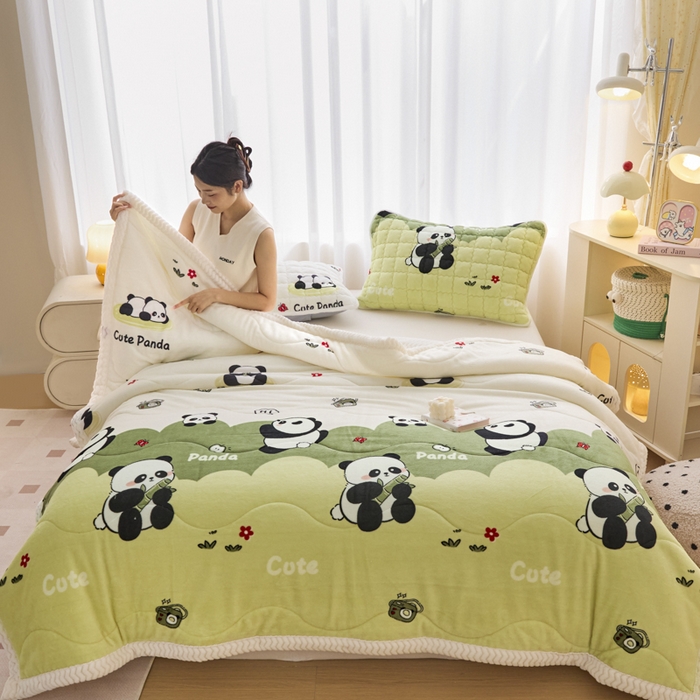 91家纺网 家纺一手货源 找家纺 莉莉安家纺 2025秋冬新款加厚三层夹棉牛奶绒贝贝绒毯冬季保暖盖毯复合毛毯 熊猫宝贝