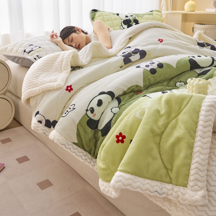 91家纺网 家纺一手货源 找家纺 莉莉安家纺 2025秋冬新款加厚三层夹棉牛奶绒贝贝绒毯冬季保暖盖毯复合毛毯 熊猫宝贝