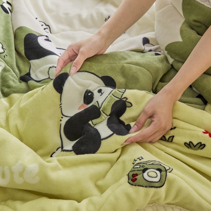 91家纺网 家纺一手货源 找家纺 莉莉安家纺 2025秋冬新款加厚三层夹棉牛奶绒贝贝绒毯冬季保暖盖毯复合毛毯 熊猫宝贝